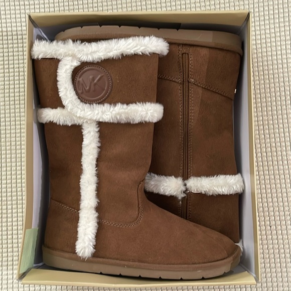New in box, Michael Kors Alina Tan Suede Snow Boots girls size 5 (women size 7) - Picture 1 of 3